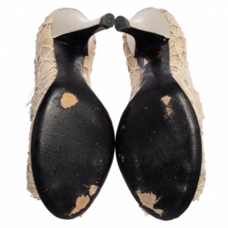 A pair of pumps like this exudes elegance due to their rich beige lace exterior and simple design. A suitable companion for your feet and uniquely styled, these peep-toe pumps are made skillfully by the House of Dolce & Gabbana. To highlight their