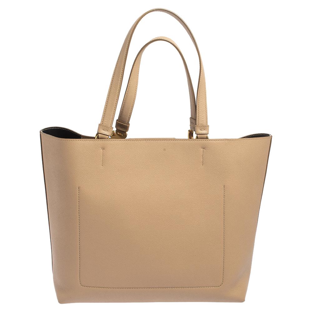 This Beatrice tote from Dolce & Gabbana brings function and style! It has been crafted using beige leather and decorated with the #DG detail at the front. The bag is held by two handles and is equipped with a spacious interior capable of holding all