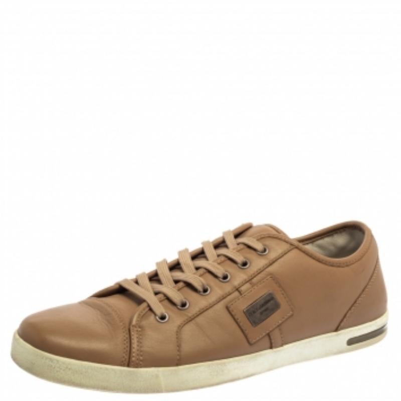 Take your love for the brand Dolce & Gabbana a notch higher with these low top sneakers. These have been crafted with leather and styled with the brand label plaque on the quarters. They have a lace-up front, leather-lined insoles, and rubber
