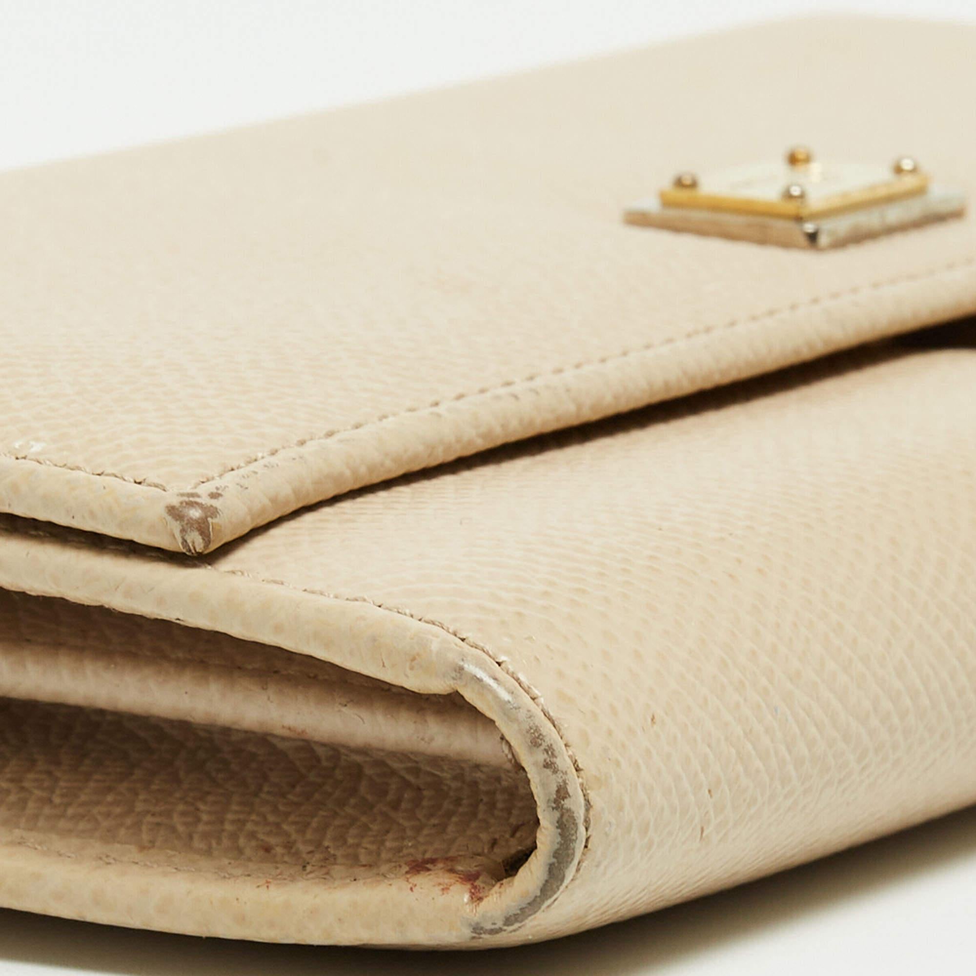 Dolce & Gabbana Beige Leather Dauphine Flap Continental Wallet In Good Condition For Sale In Dubai, Al Qouz 2