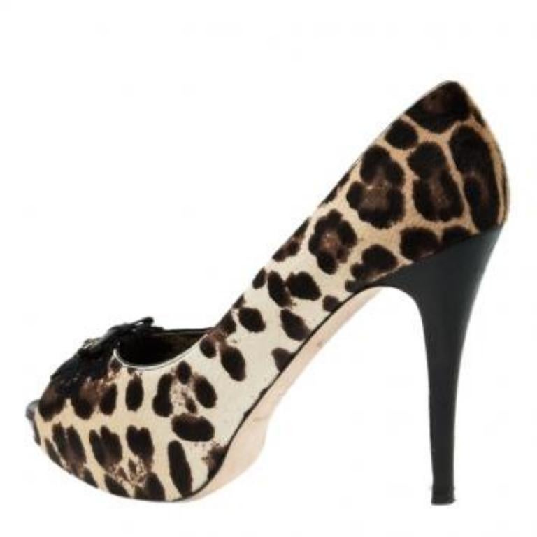 Escarpins Dolce & Gabbana beige imprimé léopard avec nœud papillon, taille 40 Bon état - En vente à Dubai, Al Qouz 2