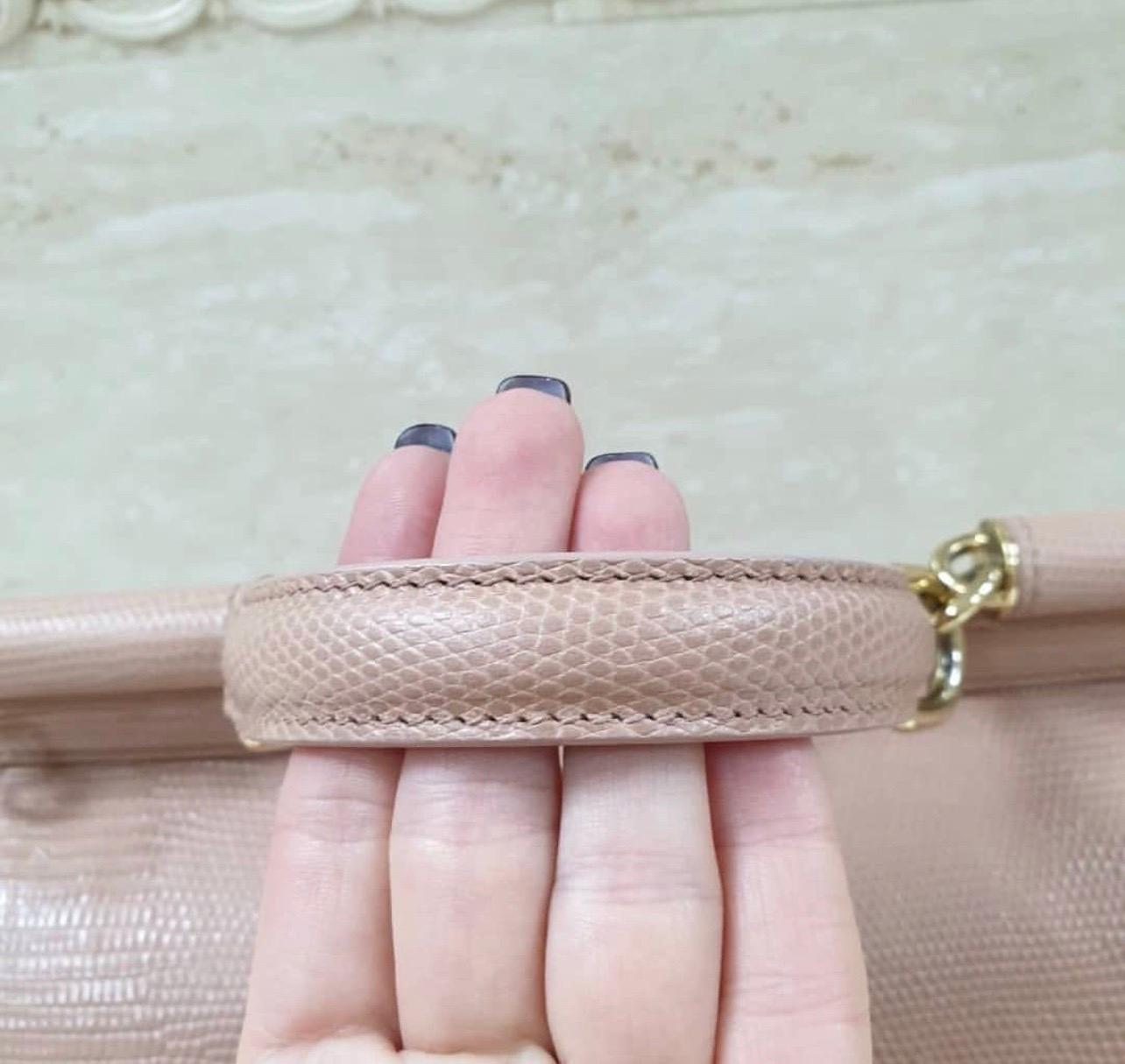 Die Miss Sicily-Tasche ist eine der berühmtesten Kreationen von Dolce & Gabbana. Die Tasche verkörpert auf wunderbare Weise den Geist der Extravaganz und Weiblichkeit, den die italienische Luxusmarke verkörpert. Die Tasche aus beigefarbenem,