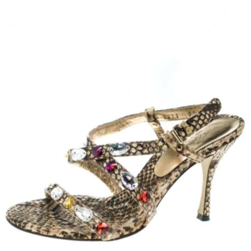 Exquises et ravissantes, ces sandales beiges de Dolce and Gabbana ajouteront à coup sûr du style et de la classe à votre garde-robe ! Confectionnées en python, ces sandales à bout ouvert sont dotées d'une empeigne simple et de brides de cheville à