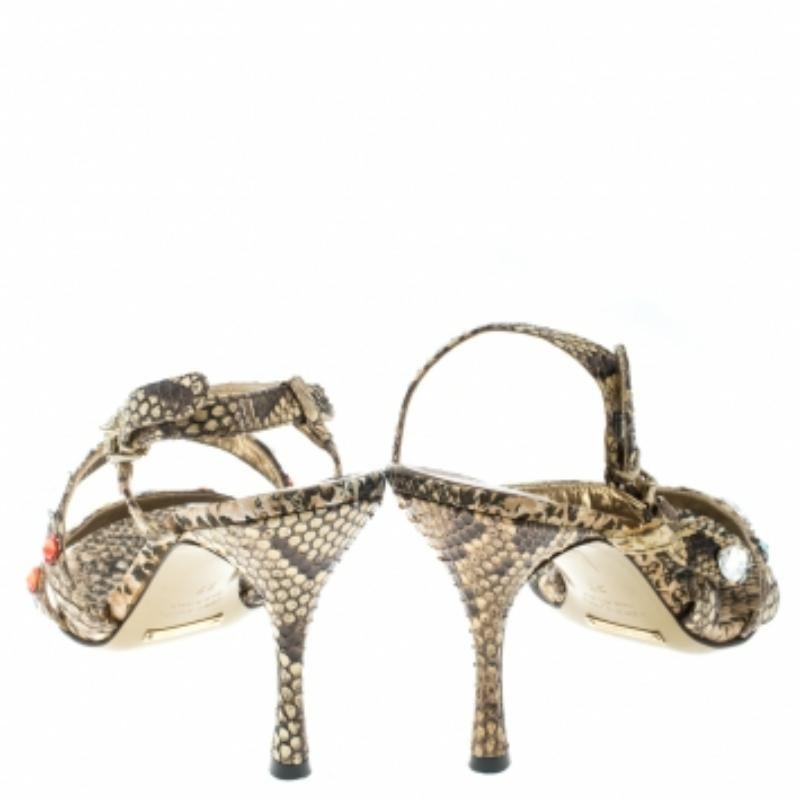 Beige Dolce & Gabbana - Sandales à brides ornées de cristaux en python beige, taille 37 en vente