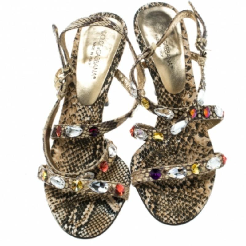 Dolce & Gabbana - Sandales à brides ornées de cristaux en python beige, taille 37 Bon état - En vente à Dubai, Al Qouz 2