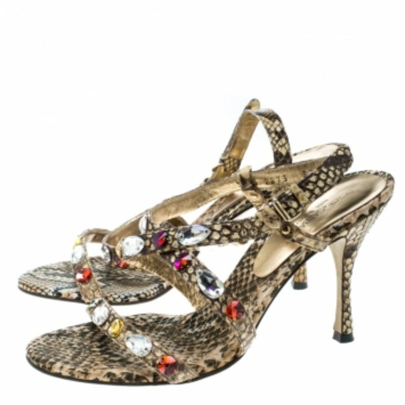 Dolce & Gabbana - Sandales à brides ornées de cristaux en python beige, taille 37 Pour femmes en vente