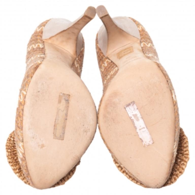 Perfect for summer and beyond, Dolce & Gabbana's pumps in raffia and fabric are full of charm. They're detailed with a flower on the toes and are lined with leather. Platforms and 12.5 cm heels ensure an elevated walk.
