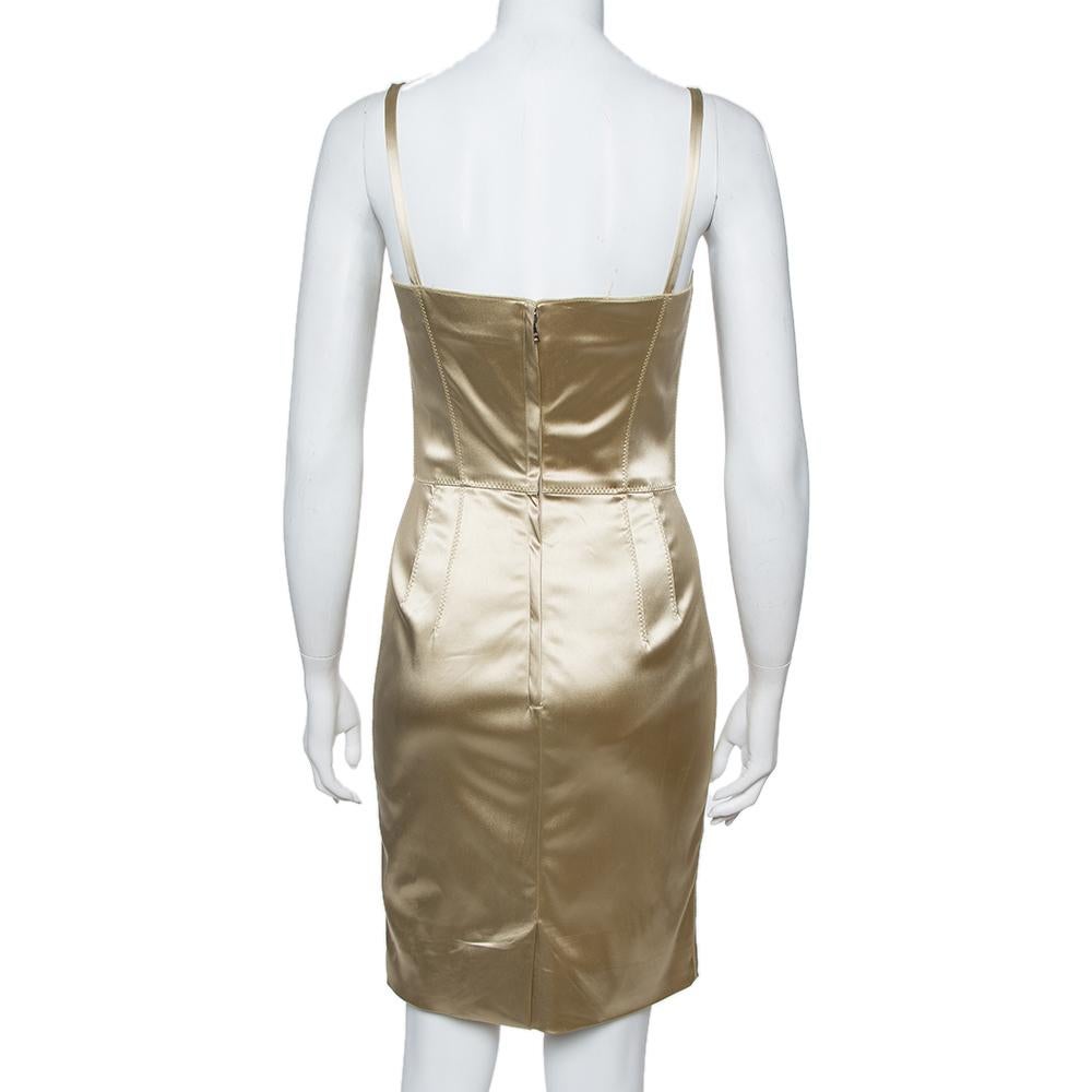 Creations from Dolce & Gabbana undoubtedly stand out and come designed with oodles of style! This gorgeous satin dress shines in a beige hue and features a flattering silhouette. It has been designed with zigzag stitch details on the bustier and