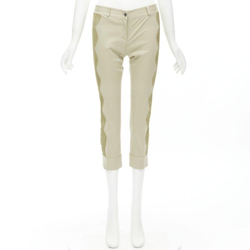 DOLCE GABBANA pantalones cropped beige de encaje transparente con placa metálica S en venta 5