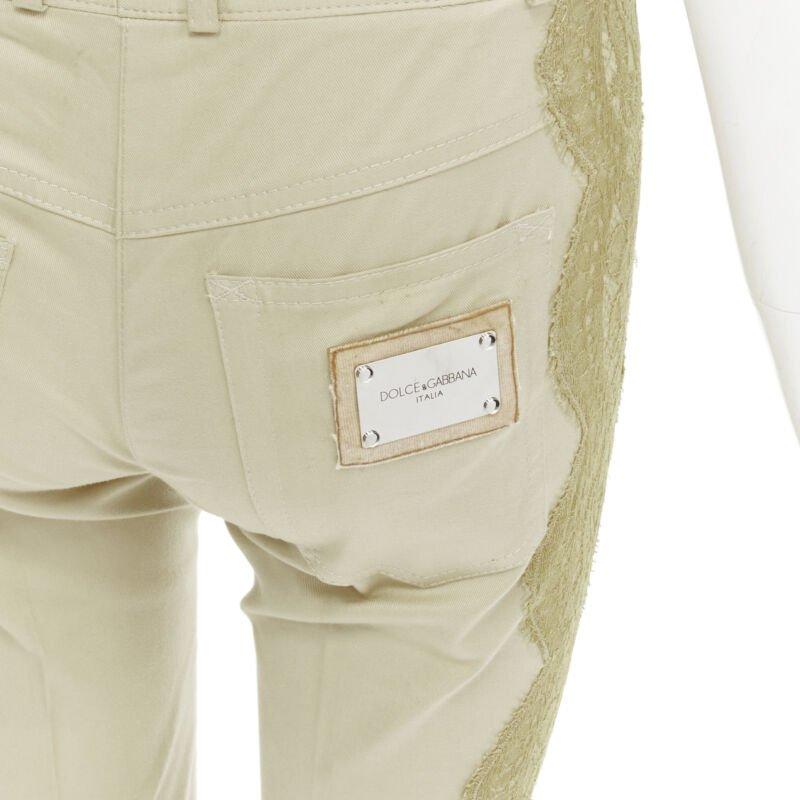 DOLCE GABBANA pantalones cropped beige de encaje transparente con placa metálica S Beige en venta