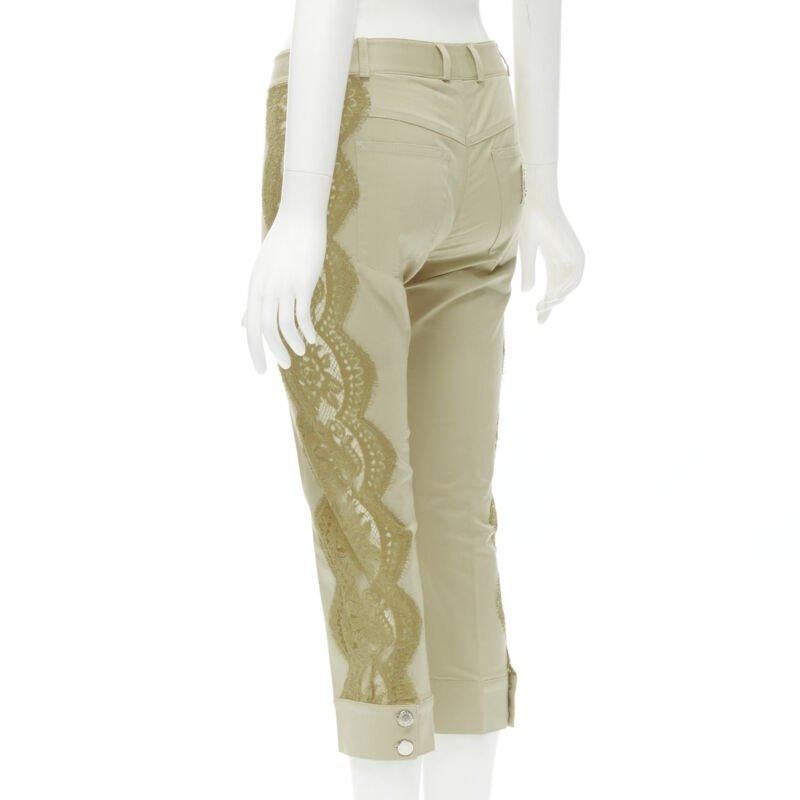 DOLCE GABBANA pantalones cropped beige de encaje transparente con placa metálica S en venta 1