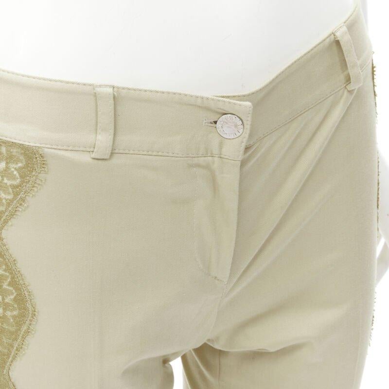 DOLCE GABBANA pantalones cropped beige de encaje transparente con placa metálica S en venta 2