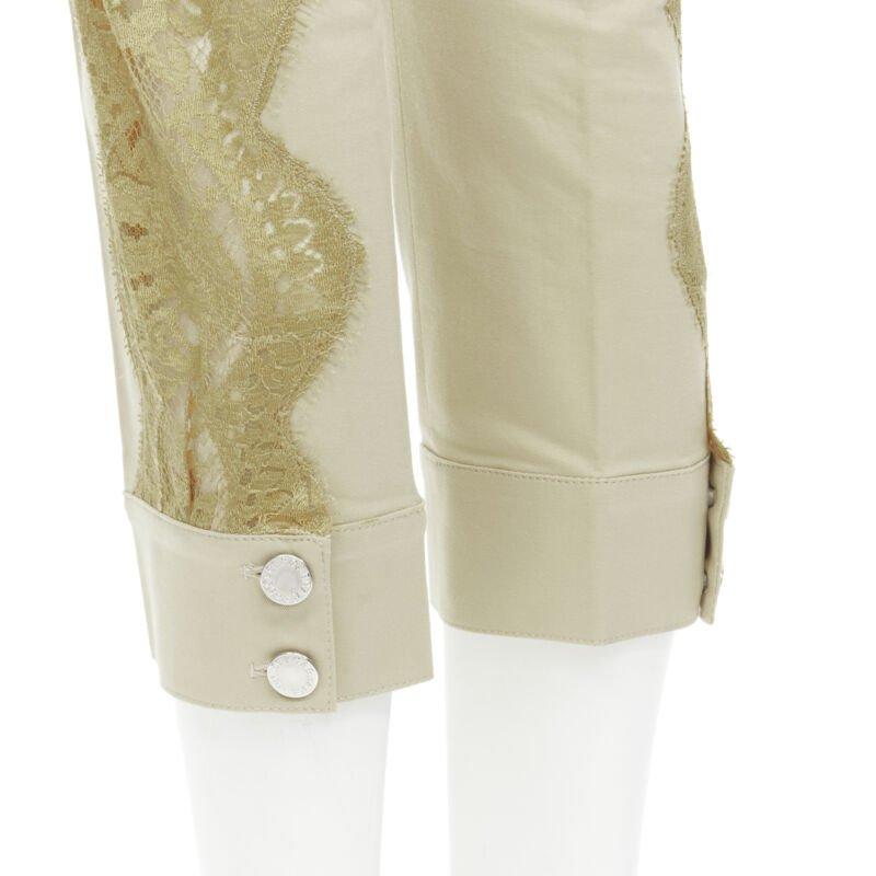 DOLCE GABBANA pantalones cropped beige de encaje transparente con placa metálica S en venta 3