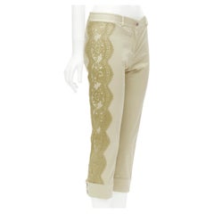 DOLCE GABBANA Pantalon court beige à insert en dentelle transparente et plaque métallique S