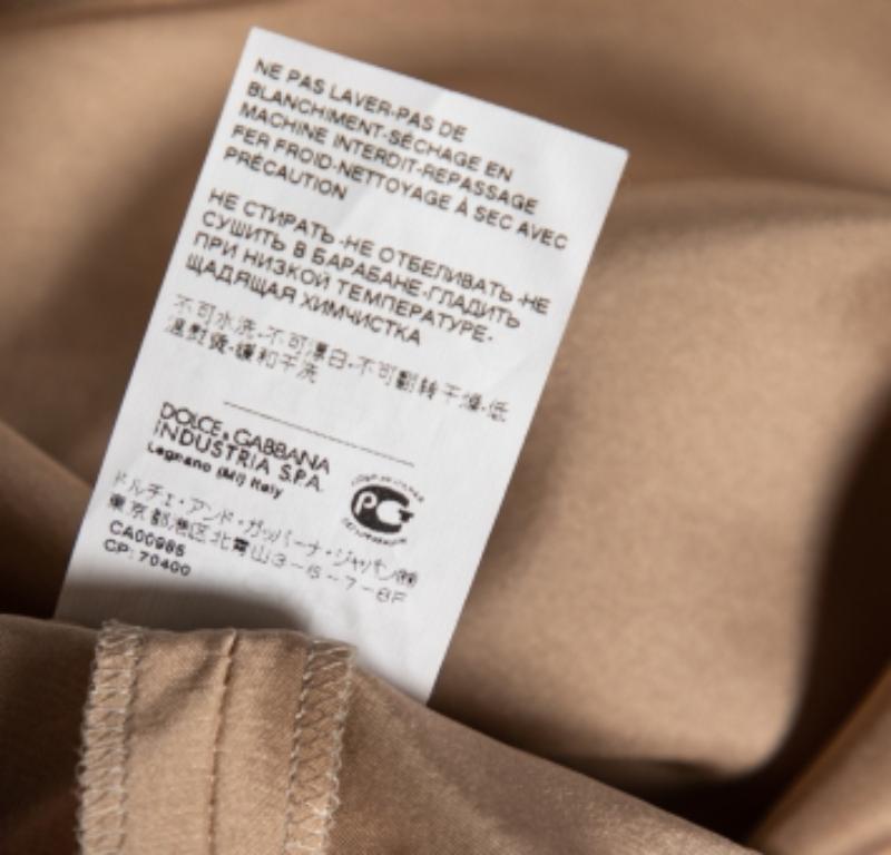 Mettez votre collection à jour avec ce short de la maison Dolce & Gabbana. Confectionné en soie beige, ce short présente une coupe confortable et deux poches extérieures. Ils sont dotés d'une fermeture boutonnée. Gardez votre style classe et chic