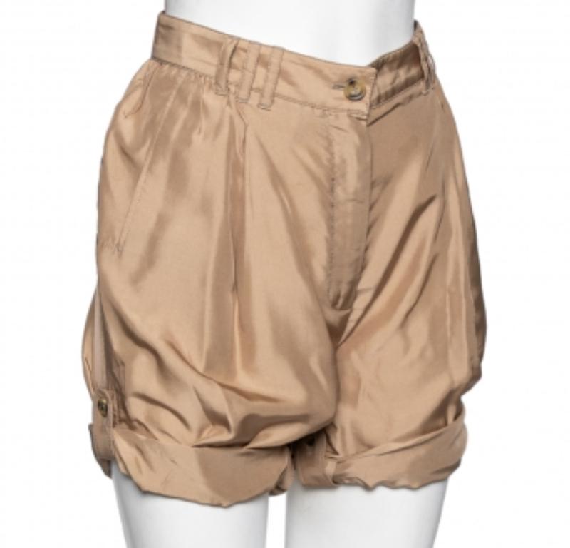 Dolce & Gabbana Short en soie beige M Bon état - En vente à Dubai, Al Qouz 2