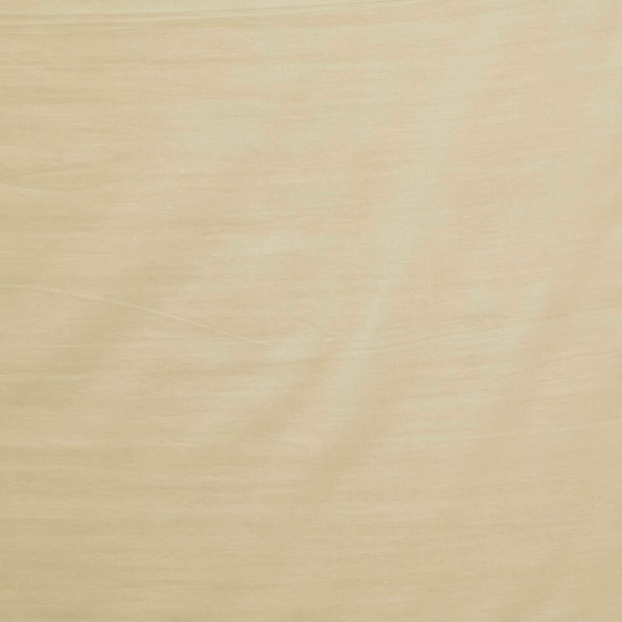 Classe e stile sono alcune delle parole che ci vengono in mente quando guardiamo il foulard. Il marchio ti propone questa creazione versatile realizzata con materiali di lusso che potrai abbinare a molti outfit.