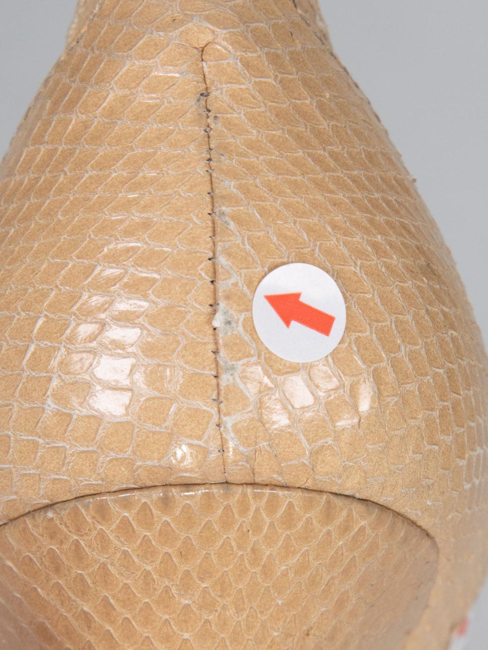 Dolce & Gabbana Beige Snakeskin Pointed Logo Heels Size IT 40 en vente 6