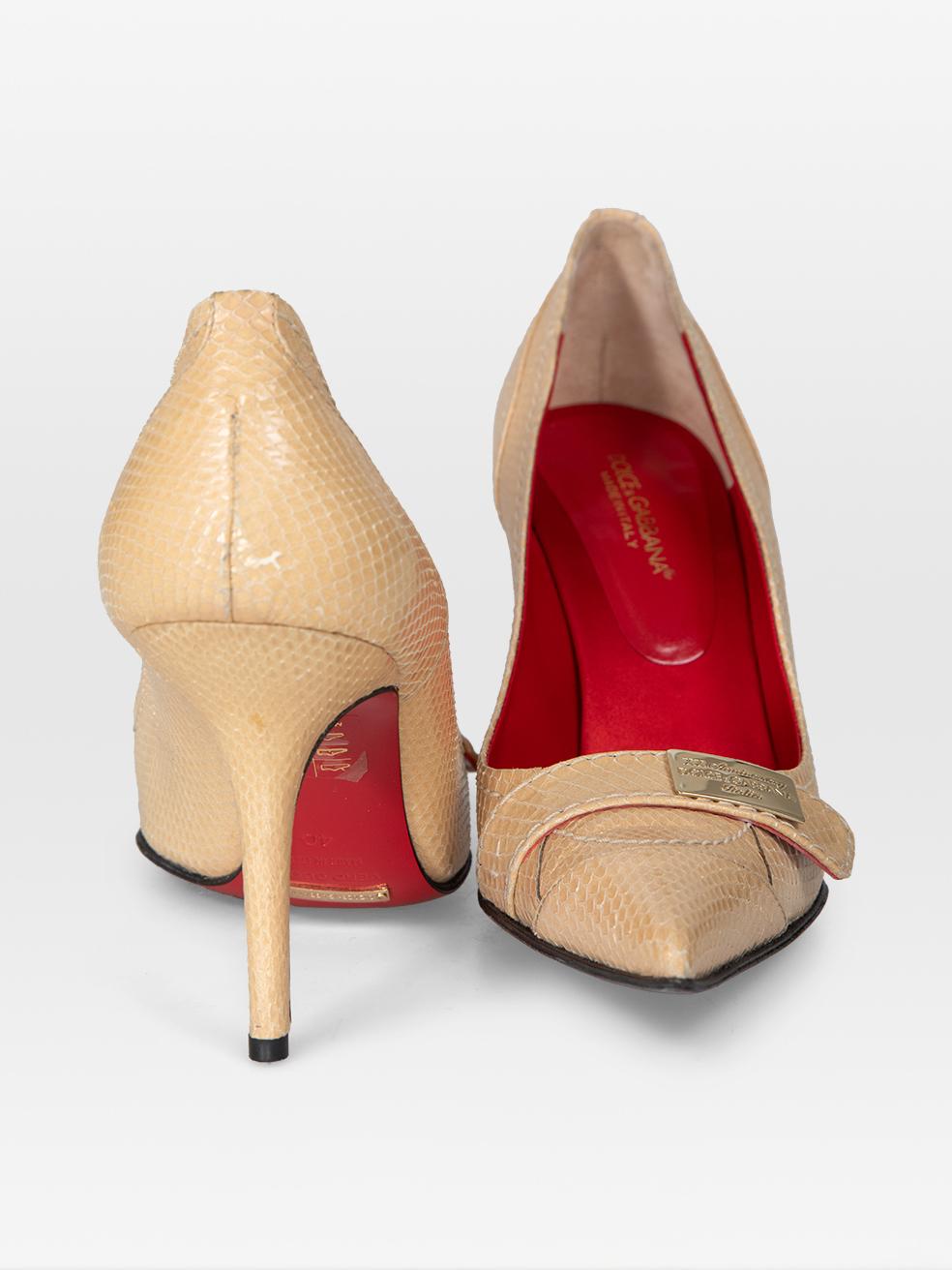 Dolce & Gabbana Beige Snakeskin Pointed Logo Heels Size IT 40 Excellent état - En vente à London, GB