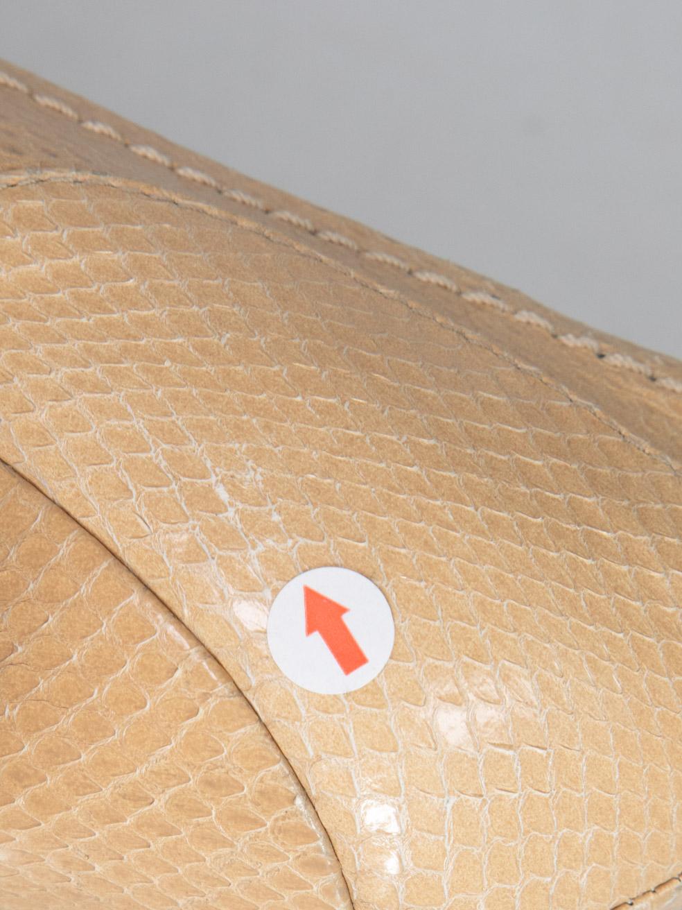 Dolce & Gabbana Beige Snakeskin Pointed Logo Heels Size IT 40 en vente 5