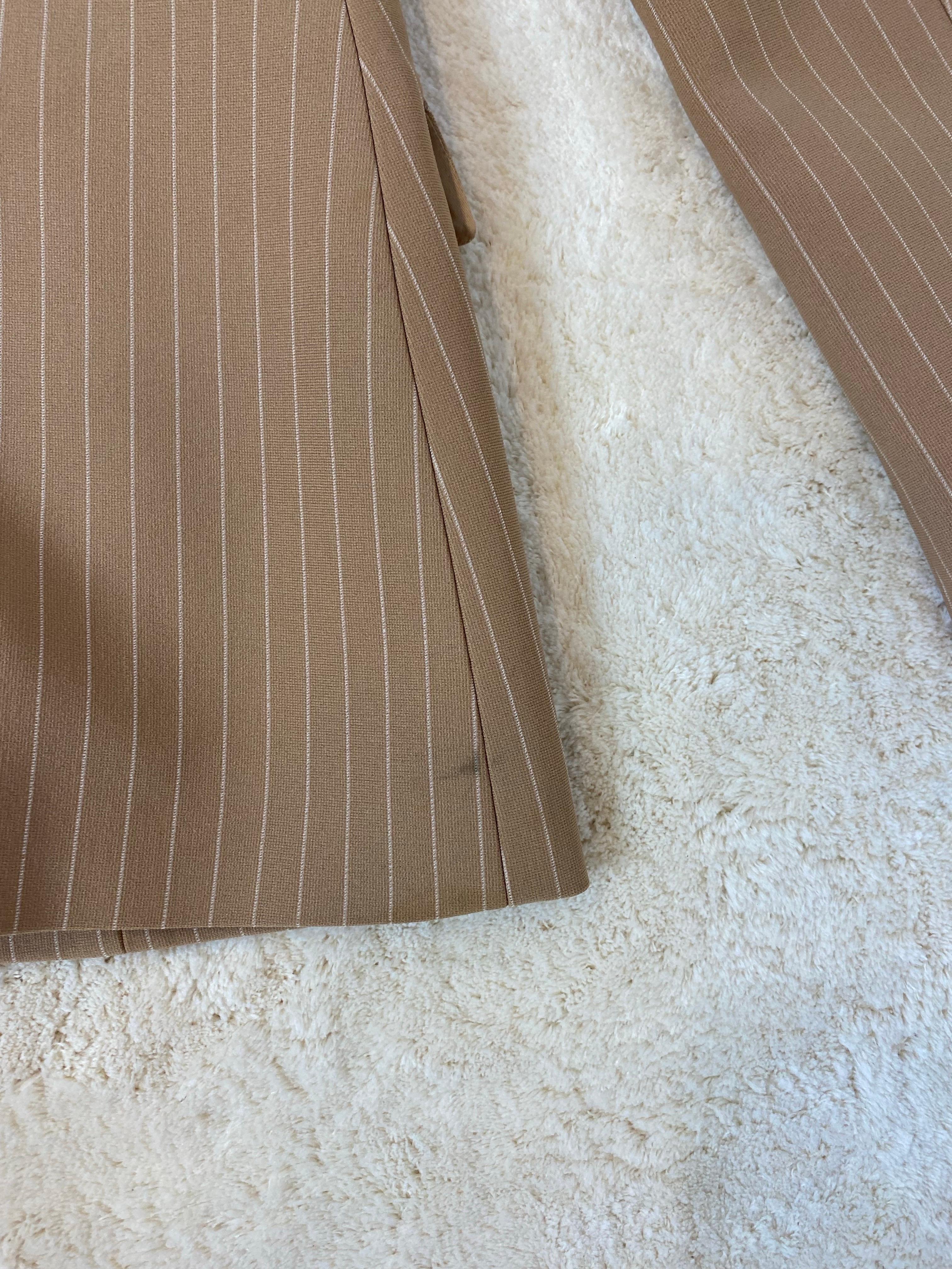 Beige gestreifter Blazer von Dolce & Gabbana. im Angebot 8