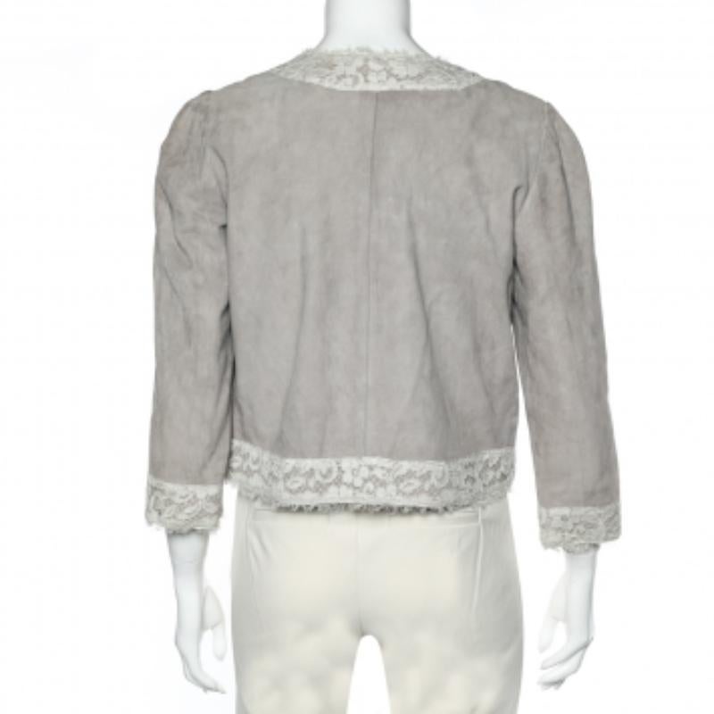 Cette veste blouson de Dolce & Gabbana est totalement jolie et chic, de sa silhouette féminine à son design classique. Il a été taillé dans du daim beige et présente des finitions en dentelle. Portez la veste boutonnée sur un haut ou seule.