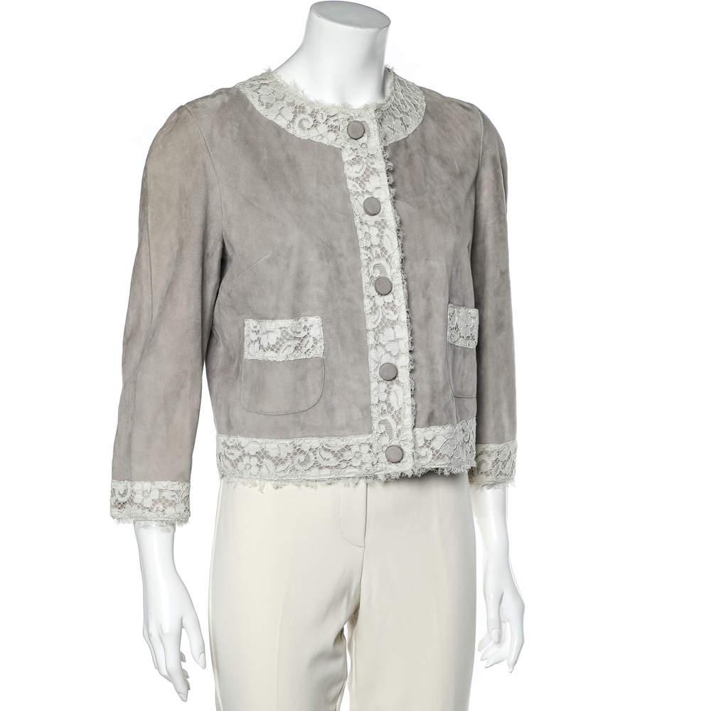 Cette veste blouson de Dolce & Gabbana est totalement jolie et chic, de sa silhouette féminine à son design classique. Il a été taillé dans du daim beige et présente des finitions en dentelle. Portez la veste boutonnée sur un haut ou seule.

