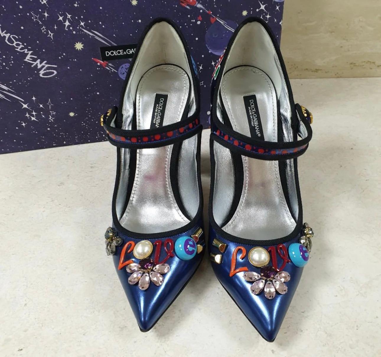 Leather Mary Jane pumps featuring coloured appliques, jacquard covered heel and leather sole.
75% Calf Leather, 15% Rayon, 10% Polyester
Sole: 100% Leather

Color: Blue
Gender: Women
Size & Fit
Size type: IT

Heel: 41.34 inches
Heel: 10,5 cm

Very