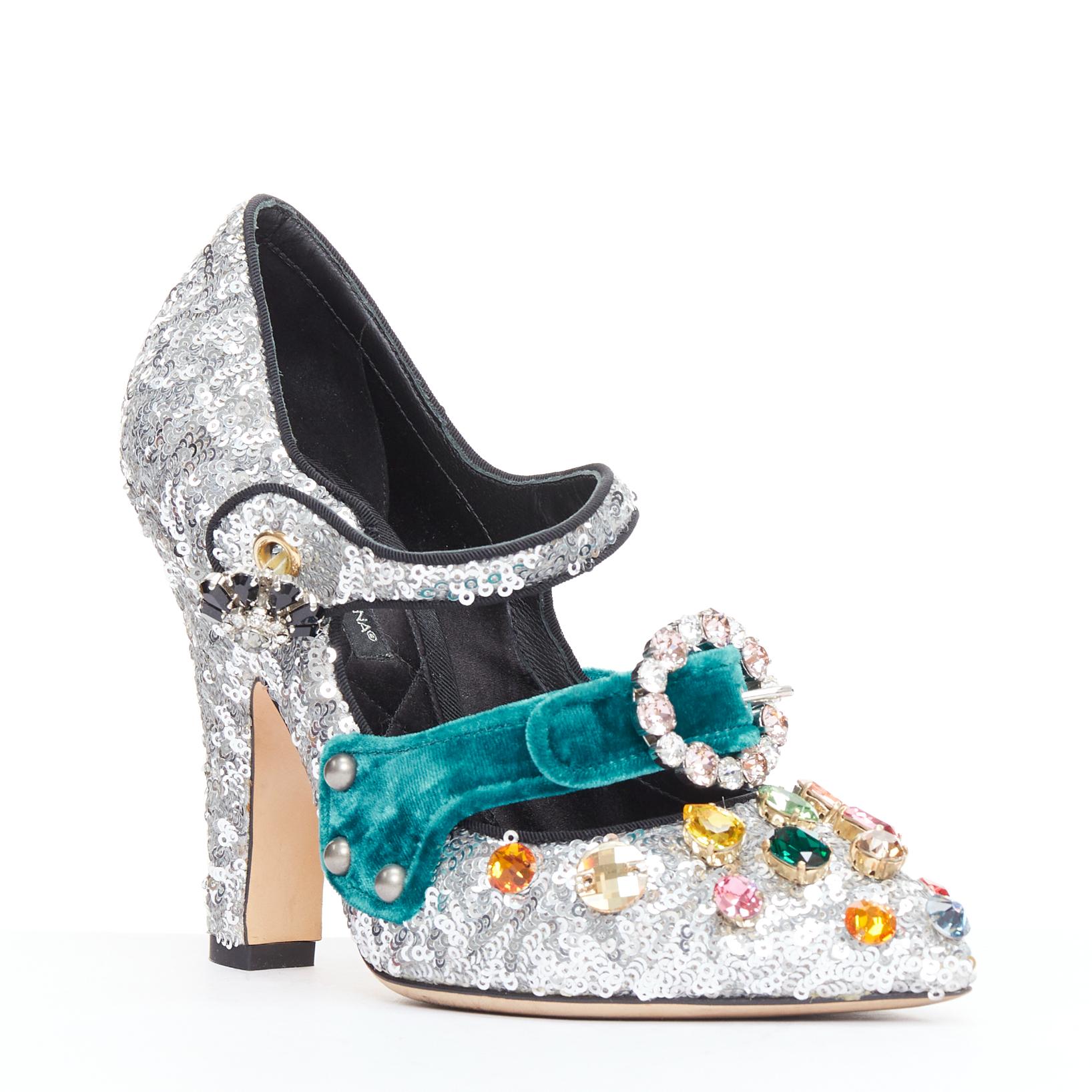 DOLCE GABBANA Bellucci  silver glitter rhinestone green velvet heels EU36
Reference: TGAS/E00489
Brand: Dolce Gabbana
Designer: Domenico Dolce and Stefano Gabbana
Model: Bellucci Alta Moda
Material: Fabric
Color: Silver, Green
Pattern: