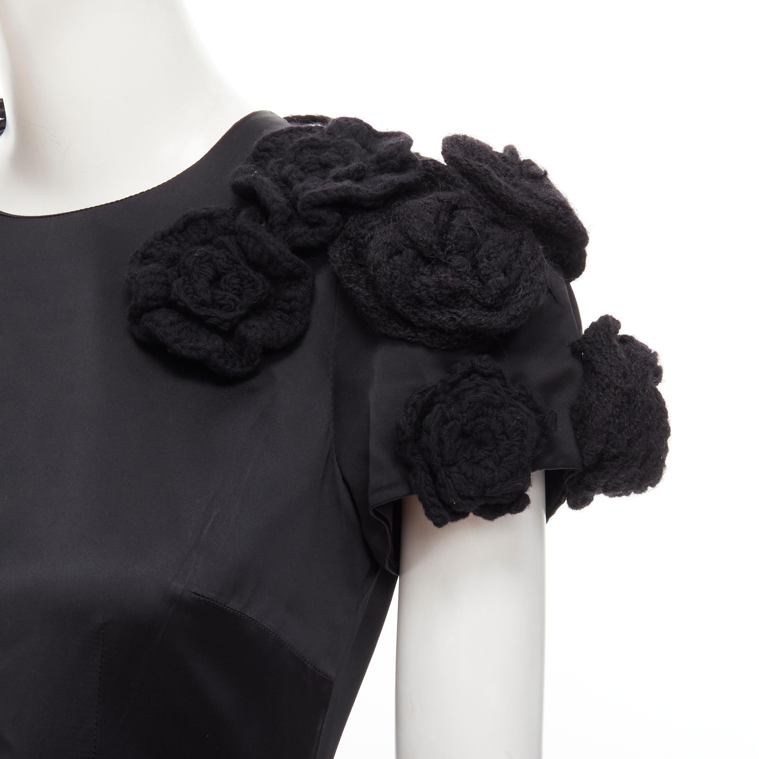 DOLCE GABBANA black 3D wool flower applique lace trimmed dress IT38 XS 
Reference: TGAS/C01076 
Brand: Dolce Gabbana 
Material: Viscose 
Color: Black 
Pattern: Solid 
Closure: Zip 
Extra Detail: Decorative wool knit petal 3D flower appliques. Round