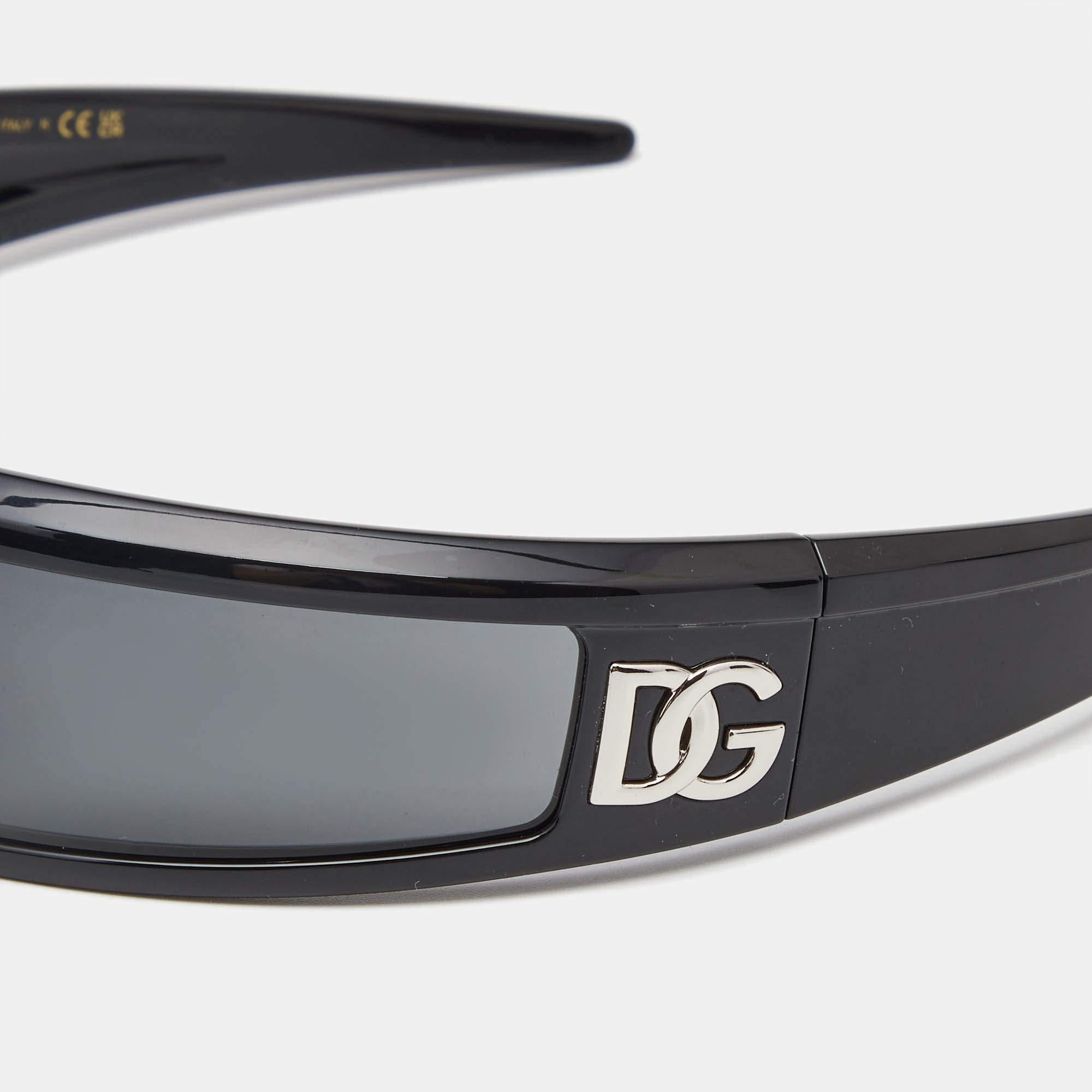 Questo paio di occhiali da sole Dolce & Gabbana è stato sapientemente realizzato per le donne con un elevato gusto per la moda. Un compagno perfetto per le uscite nelle giornate di sole, con hardware in tonalità argento e aste con marchio.