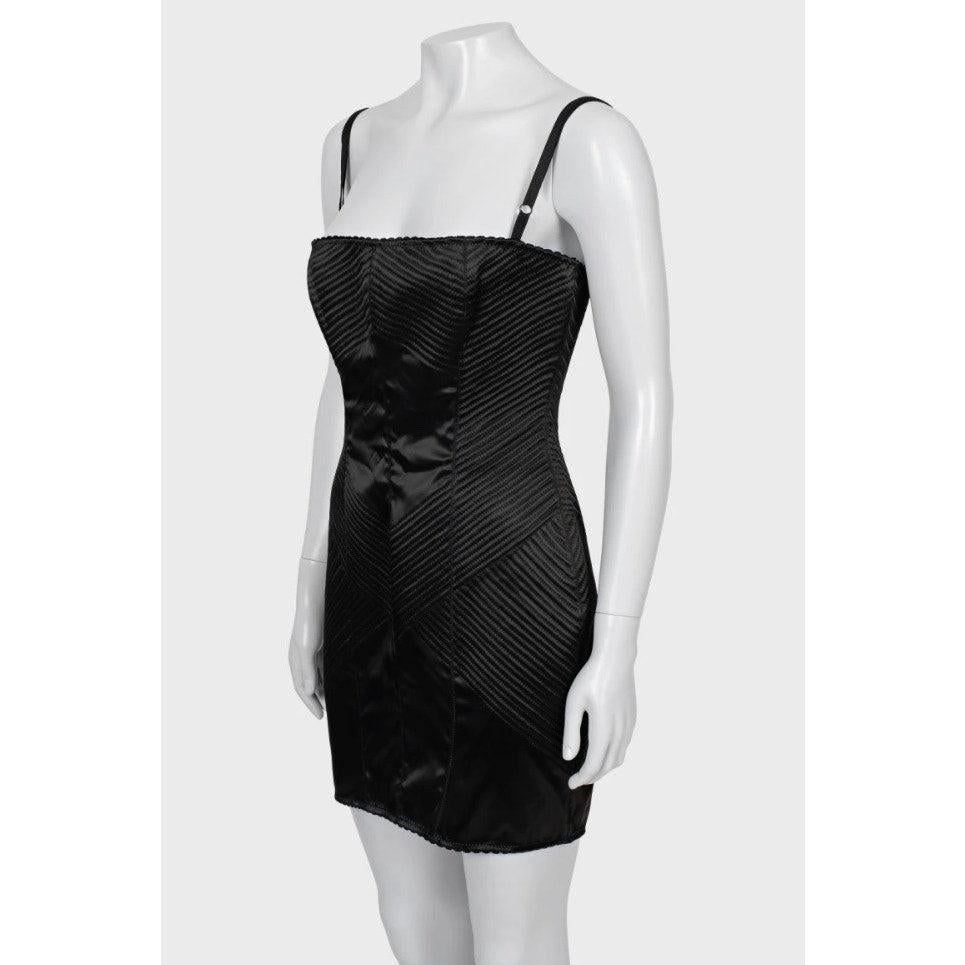 Superbe robe corset Dolce & Gabbana en noir classique. Cette robe est confectionnée dans un tissu structuré en mélange d'acétate qui sculpte joliment la silhouette.
Ce modèle présente des bretelles délicates, une fermeture à crochet et une