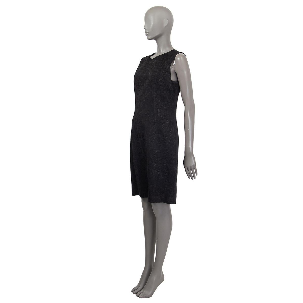 100% authentisches ärmelloses Jacquard-Kleid von Dolce & Gabbana aus schwarzem Acetat (78%), Nylon (18%) und Elastan (3%). Wird mit einem Reißverschluss auf der Rückseite geöffnet. Gefüttert mit Viskose (mit 5% Elasthan). Wurde getragen und ist in
