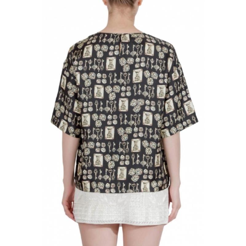 Charmant et élégant, ce top Dolce & Gabbana est une création que vous devez absolument vous procurer ! Cette création noire est fabriquée à 100 % en soie et présente un charmant imprimé sur toute sa surface. Il présente une encolure ronde et des