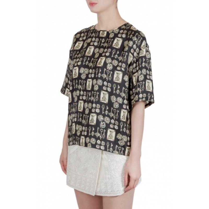 Dolce & Gabbana Black and Beige Dice Key Printed Silk Short Sleeve Top M État moyen - En vente à Dubai, Al Qouz 2