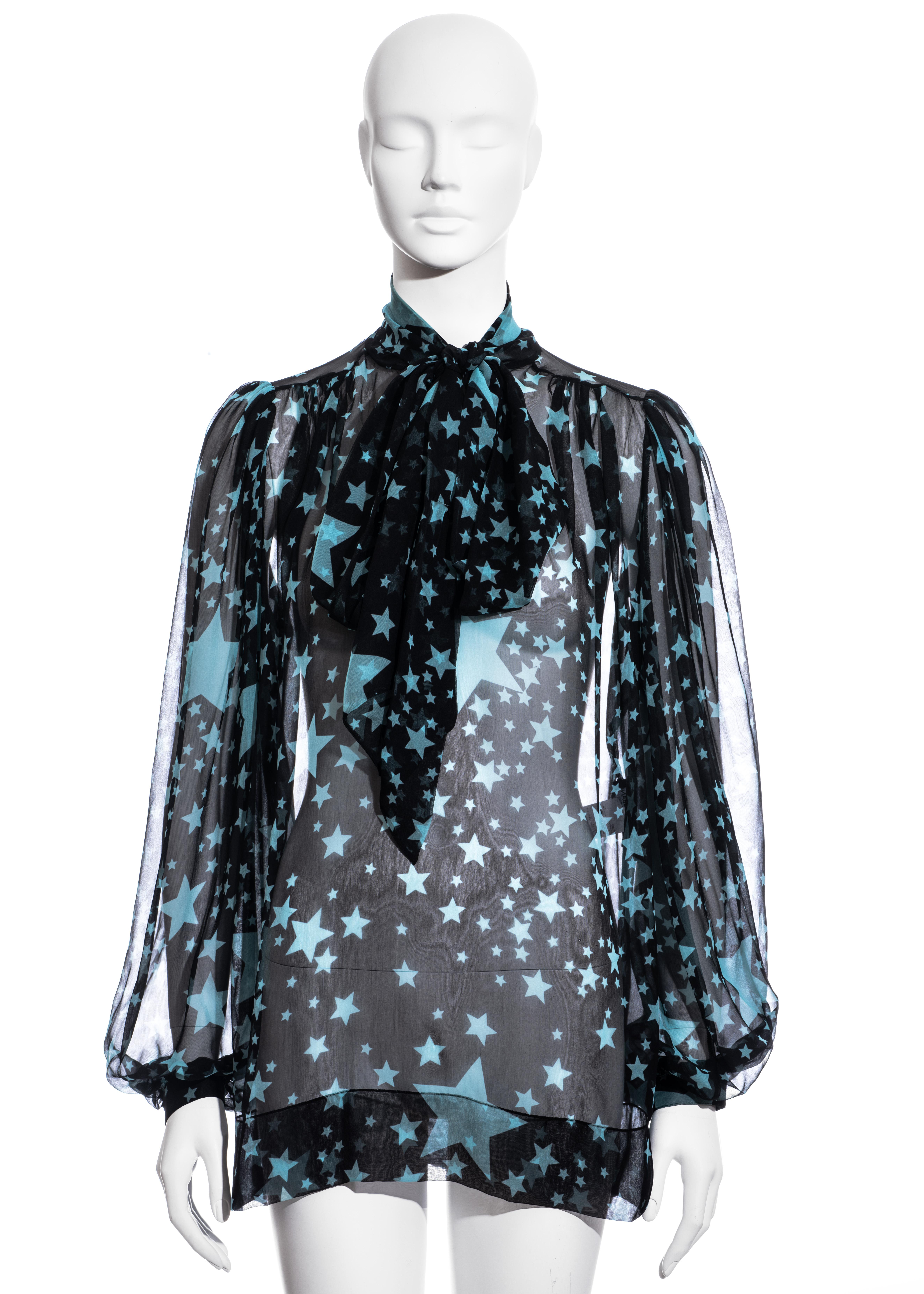 ▪ Dolce & Gabbana chiffon poet blouse
▪ 100% Silk
▪ Black and blue star print
▪ Pussy-bow ties
▪ Fitted cuffs
▪ Loose fit
▪ IT 42 - FR 38 - UK 10 - US 6
▪ Fall-Winter 2011