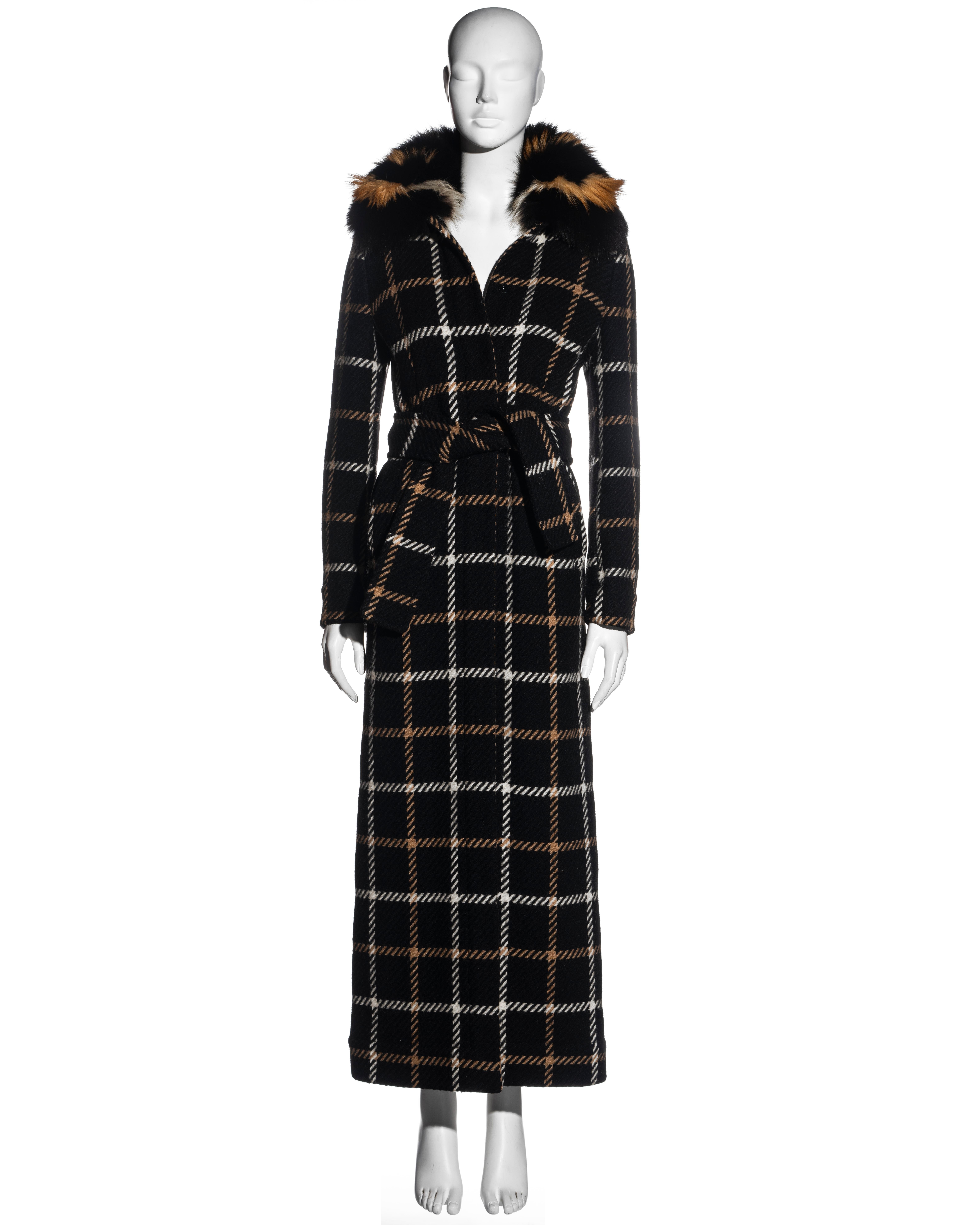 ▪ Dolce & Gabbana black and cream checked wool coat
▪ Fox fur collar 
▪ Matching belt 
▪ Snap button closures 
▪ IT 40 - FR 36 - UK 8
▪ 100% Wool
▪ Fall-Winter 1995