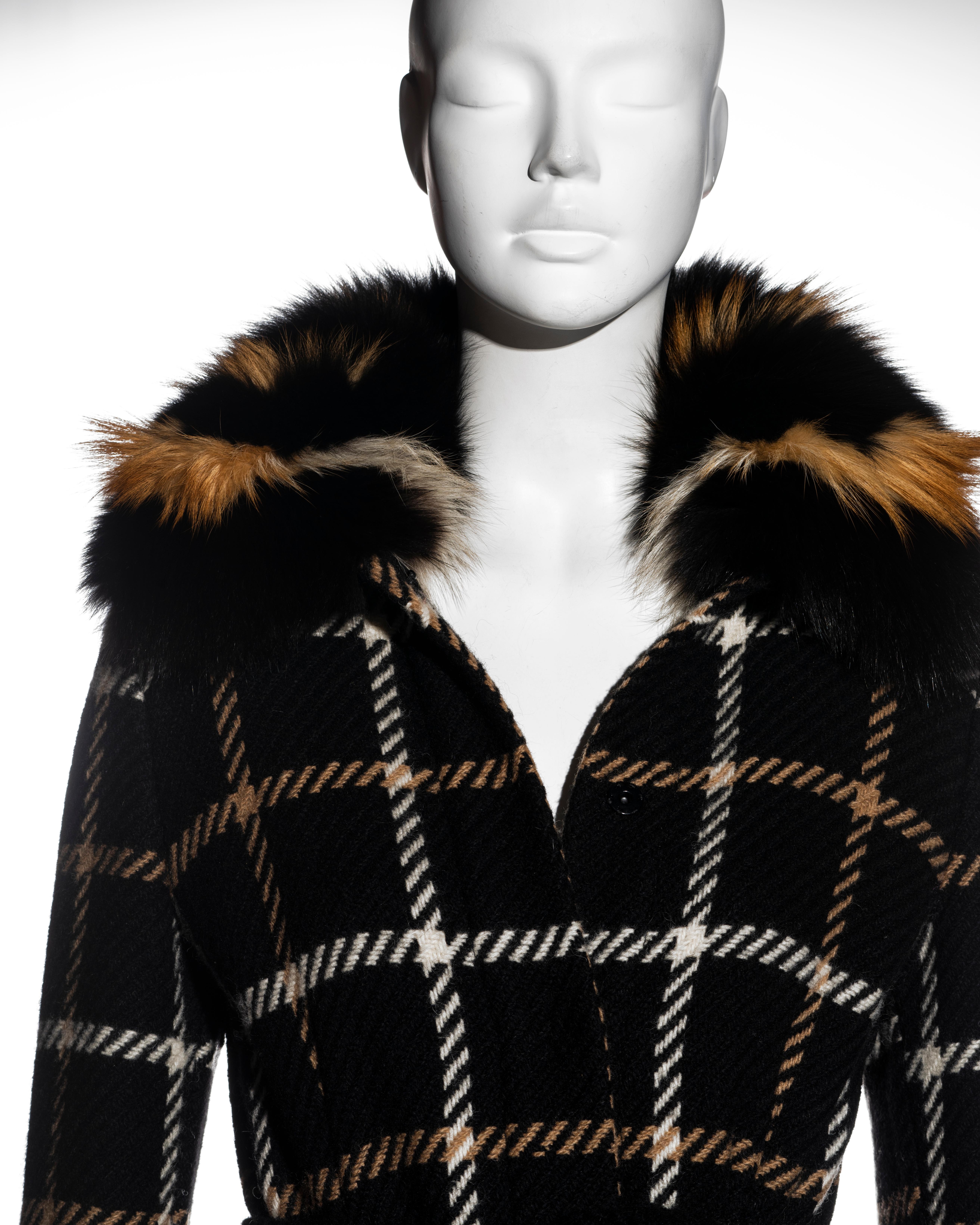 Nero Dolce & Gabbana cappotto in lana a quadretti neri e crema con collo in pelliccia, collezione 1995 in vendita