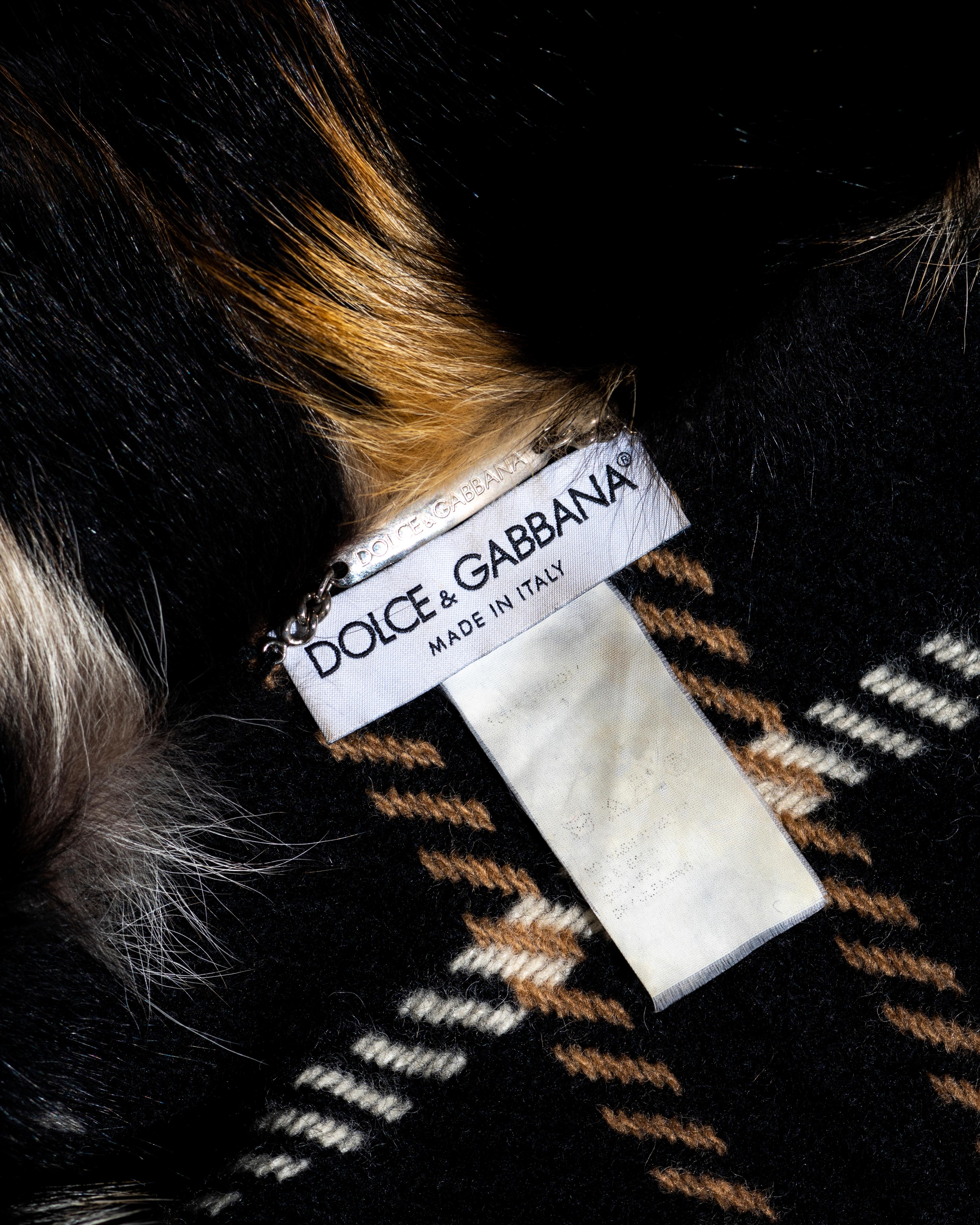 Dolce & Gabbana cappotto in lana a quadretti neri e crema con collo in pelliccia, collezione 1995 in vendita 3