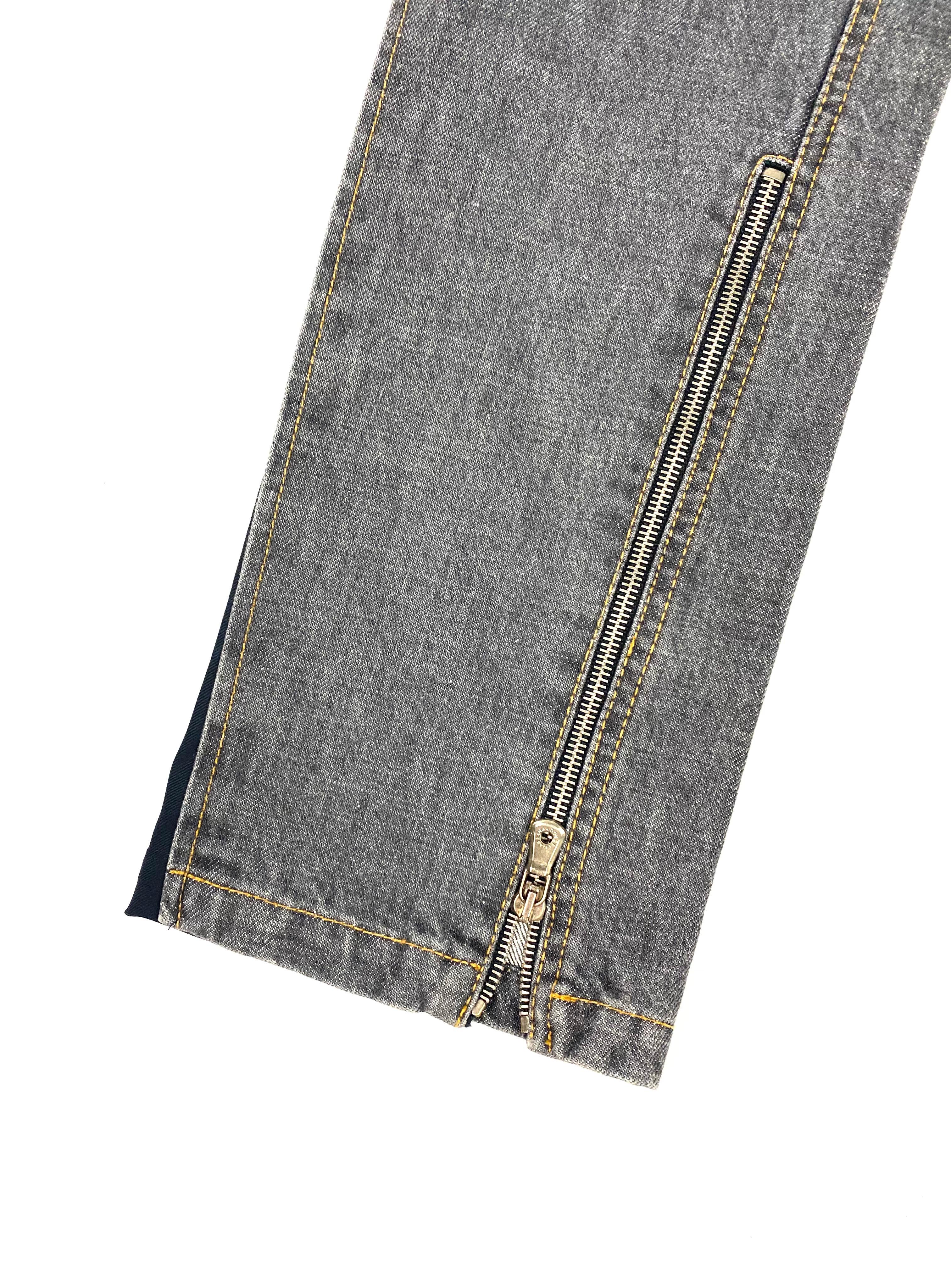 Detalles del producto:

Estos vaqueros, diseñados por Dolce & Gabbana, presentan un lavado gris y detalles de malla negra, talle alto y corte pitillo con detalles en tono dorado.