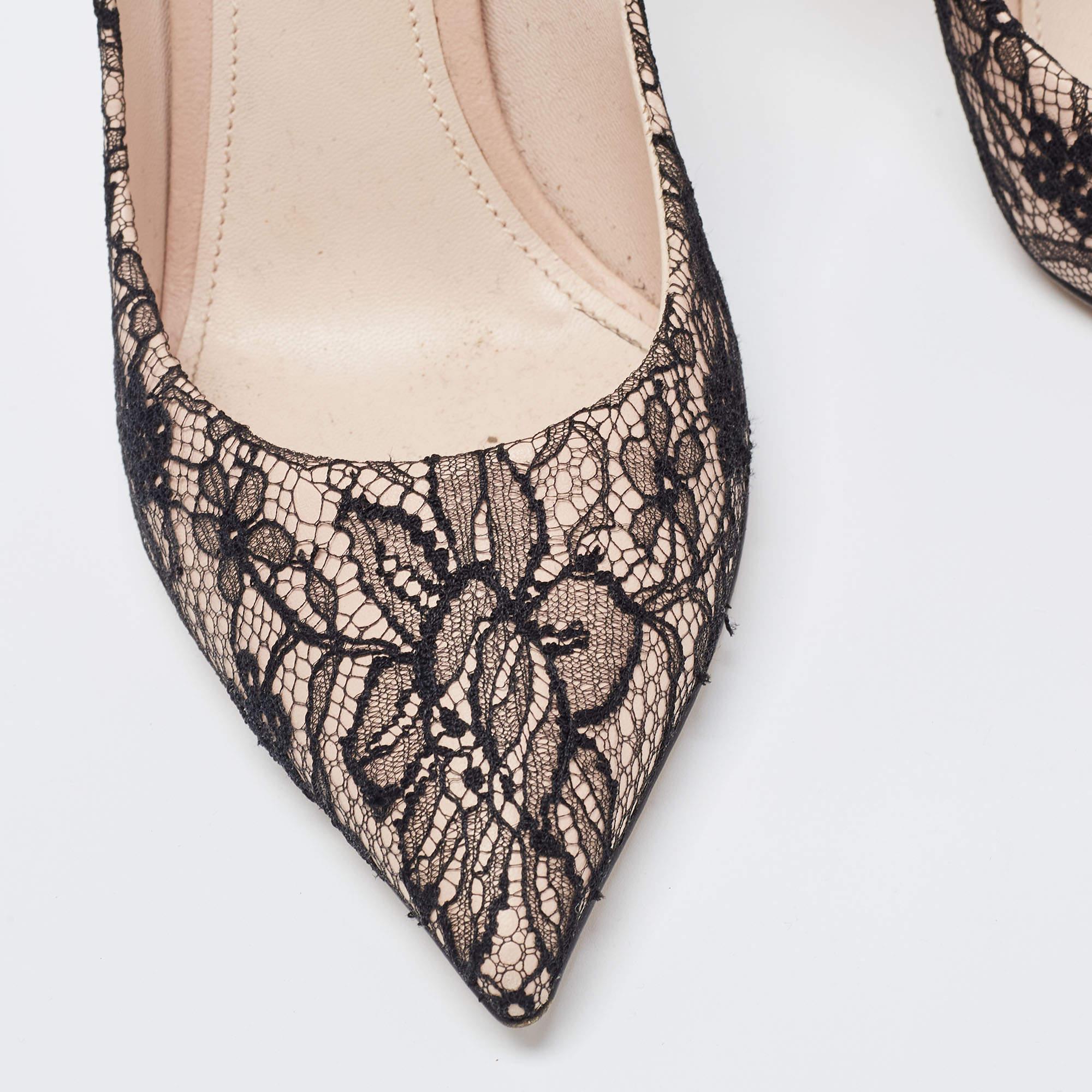 Women's Dolce & Gabbana Black/Beige Floral Lace Pointed Toe Pumps Size 40 For Sale
