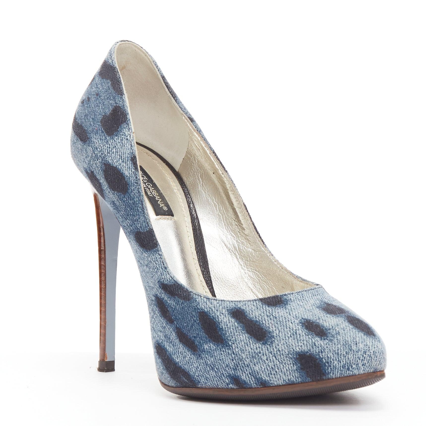 DOLCE GABBANA black blue leopard spot print denim wood heel pump EU37
Reference: NKLL/A00128
Brand: Dolce Gabbana
Material: Denim
Color: Blue
Pattern: Animal Print
Lining: Gold Leather

CONDITION:
Condition: Very good, this item was pre-owned and is