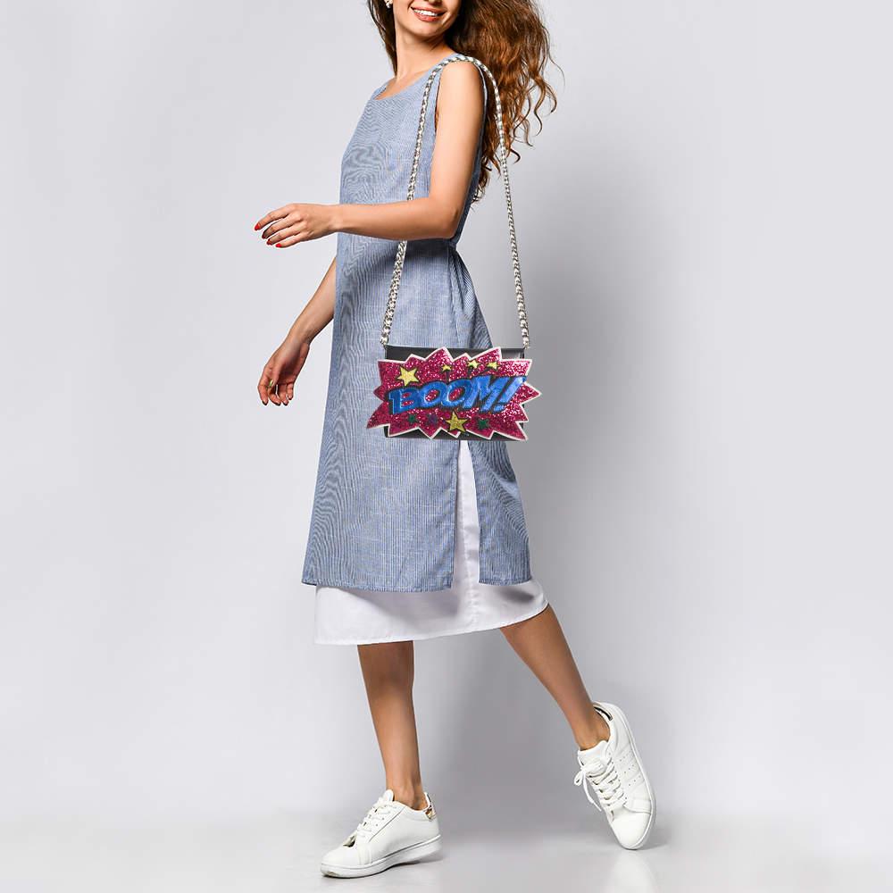 This stylish shoulder bag by Dolce and Gabbana is a great way to make a statement. Made of leather it comes in a classic shade of black and flaunts a playful front with the word boom.