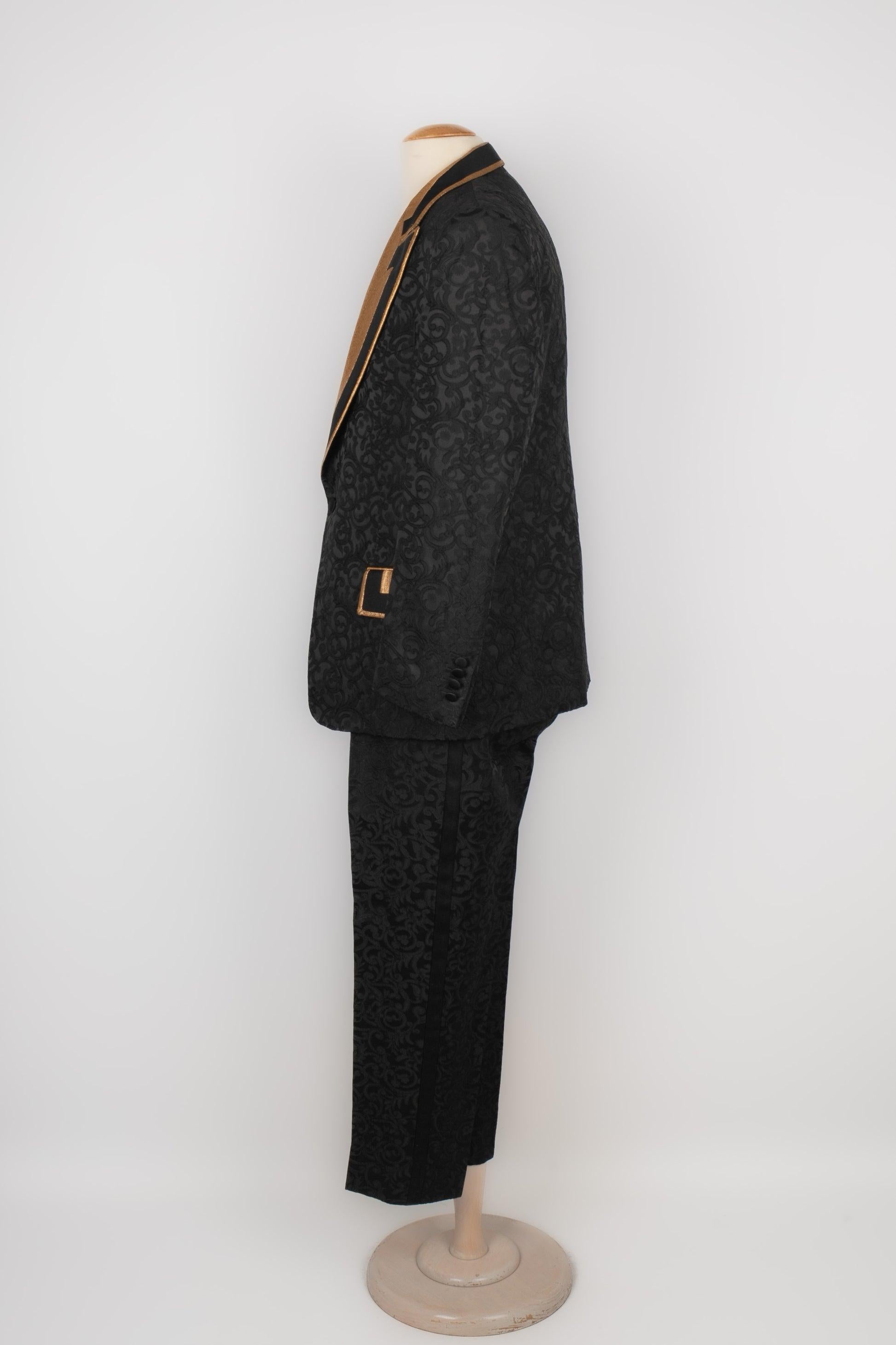 Dolce & Gabbana - (Made in Italy) Abito in tessuto broccato nero bordato di tessuto dorato. Indicata la taglia 54IT.

Informazioni aggiuntive:
Condizioni: Ottime condizioni
Dimensioni: Giacca: Larghezza spalle: 45 cm - Petto: 52 cm - Lunghezza
