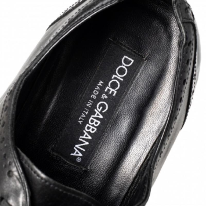 Ces chaussures de Dolce & Gabbana sont destinées à offrir un look raffiné. Confectionnées avec talent en cuir brogue, elles arborent des attaches simples et des semelles intérieures en cuir. Dotées de semelles résistantes pour plus de durabilité et