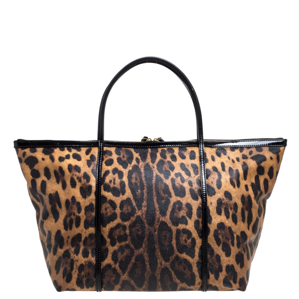Diese Tasche aus leopardenbedrucktem Canvas und Leder mit glattem:: stoffgefüttertem Innenraum lässt sich mühelos mit Ihren Alltagslooks kombinieren. Die exzellente Handwerkskunst dieses Dolce & Gabbana-Stücks sorgt für ein brillantes Finish und