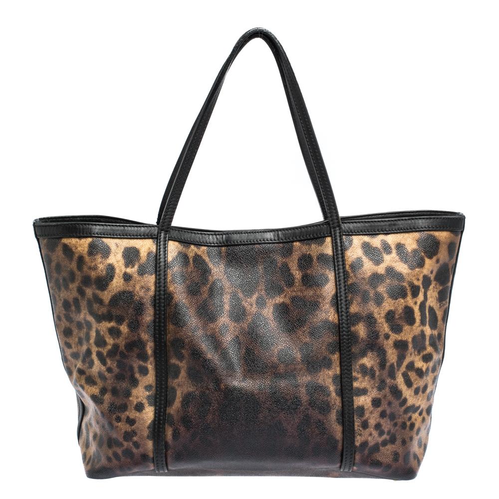 The excellent craftsmanship of this Dolce & Gabbana piece ensures a brilliant finish and a rich appeal. Made from leopard-printed coated canvas and leather, and featuring a smooth canvas-lined interior, this bag can effortlessly be fashioned with
