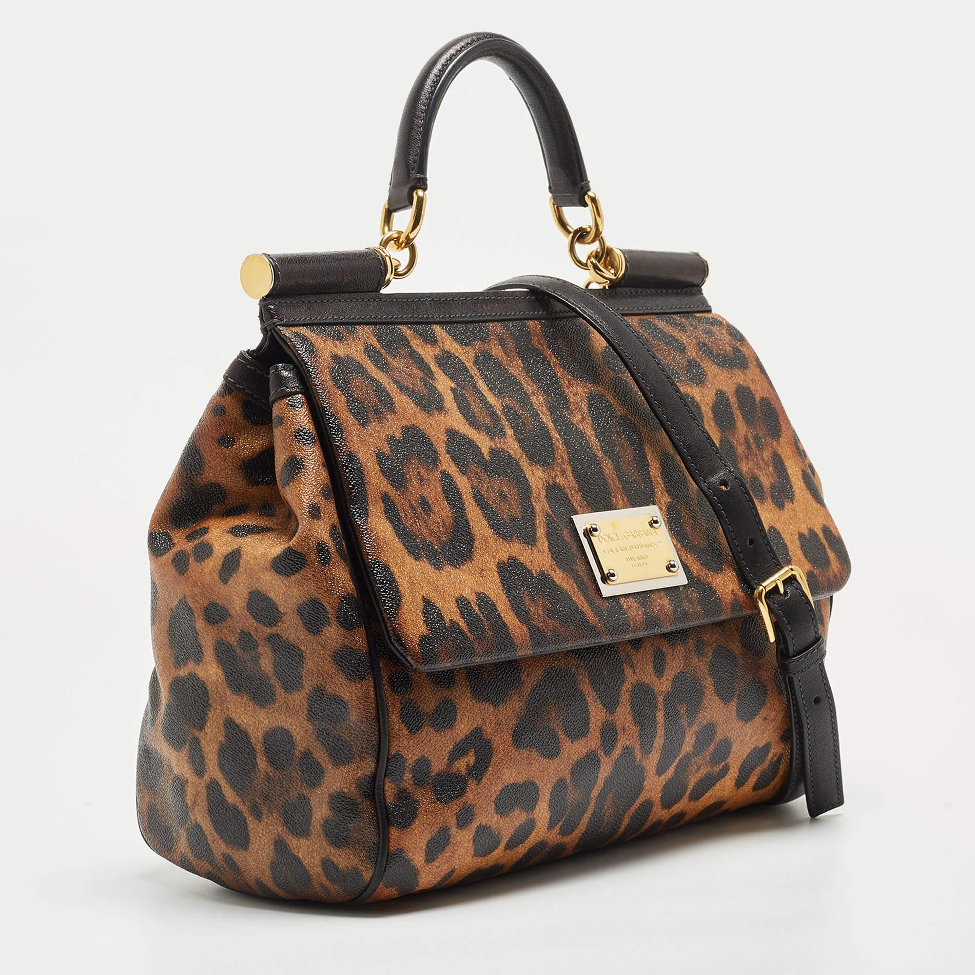 This Dolce & Gabbana handbag is an example of the brand's fine designs that are skillfully crafted to project a classic charm. The hobo is made of leopard-print canvas as well as leather and added with gold-tone hardware, a top handle, and a