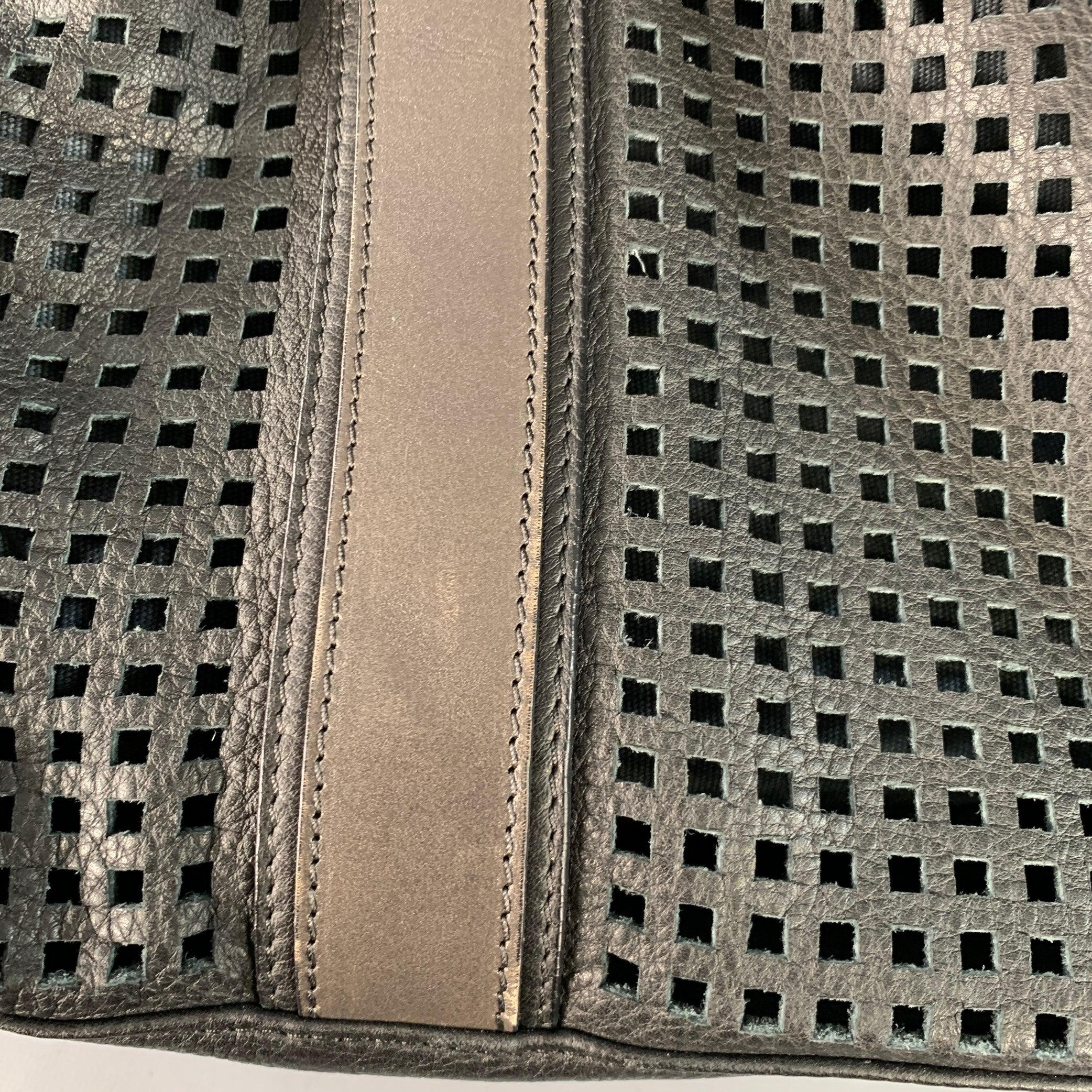 DOLCE & GABBANA Sac à dos de nuit en cuir perforé noir et marron en vente 5
