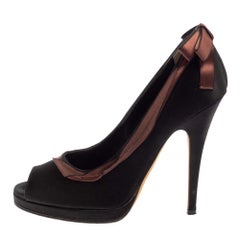 Dolce & Gabbana Bombas de punta de satén marrón/negro Talla 39.5